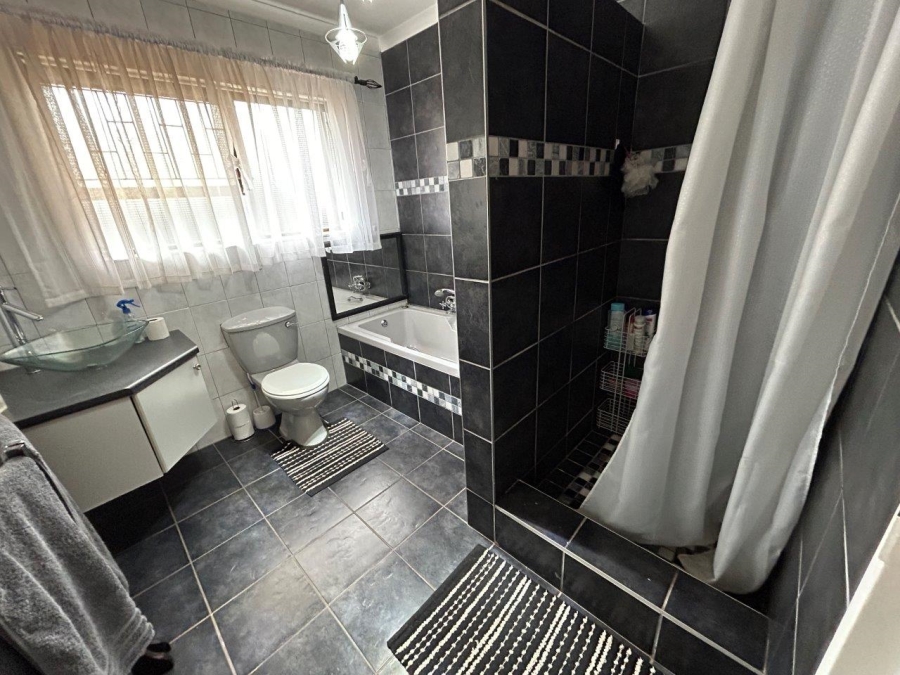 6 Bedroom Property for Sale in Wavecrest Eastern Cape